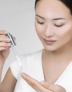 Institut Esthederm - Age Proteom Advanced Serum 30ml 7 Institut Esthederm - Age Proteom Advanced Serum 30ml -The French Pharmacy Age Proteom model pipette 780x1000px 411X570 0ae2b813 4ceb 49f1 9d9b 2aa2c7772e24