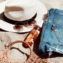 Mimitika - Sun Protection Oil SPF50 150ml -The French Pharmacy Huile solaire spf50 Lifestyle 1 1000x f35e1bb0 6a37 4ba4 a2b5 a2c146581762